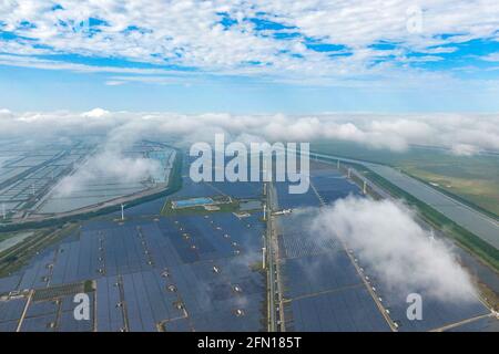 Yancheng, China. Mai 2021. Die Wind- und Photovoltaikanlage arbeitet am 12. Mai 2021 mit der Aquakultur in der Industriebasis Yancheng, Jiangsu, China, zusammen.(Foto: TPG/cnsphotos) Quelle: TopPhoto/Alamy Live News Stockfoto