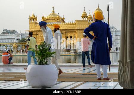 Amritsar, Indien - 2021. April: Pilger besuchen den Goldenen Tempel in Amritsar am 30. April 2021 in Amritsar, Punjab, Indien. Stockfoto