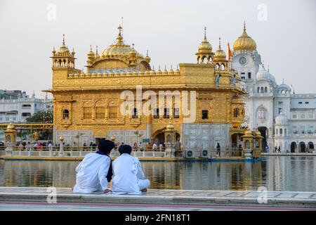 Amritsar, Indien - 2021. April: Pilger besuchen den Goldenen Tempel in Amritsar am 30. April 2021 in Amritsar, Punjab, Indien. Stockfoto