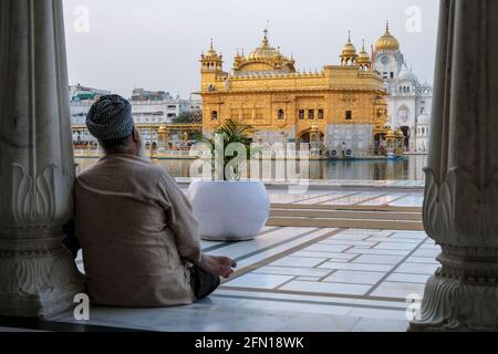 Amritsar, Indien - 2021. April: Pilger besuchen den Goldenen Tempel in Amritsar am 30. April 2021 in Amritsar, Punjab, Indien. Stockfoto