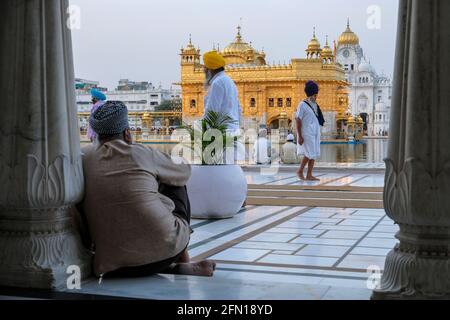 Amritsar, Indien - 2021. April: Pilger besuchen den Goldenen Tempel in Amritsar am 30. April 2021 in Amritsar, Punjab, Indien. Stockfoto