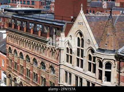 Ein Blick auf das Geschäftsviertel von Leeds City Center, West Yorkshire, Nordengland, Großbritannien, mit den viktorianischen Fassaden auf der Wellington Street Stockfoto