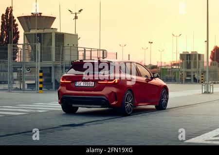 Rückseite eines roten BMW M135i in einem Einkaufszentrum Parkplatz. Modell F40, Baujahr 2019. 306 ps Motor, Beschleunigung 0-100 km / h: 4.8 s. Katowice, Pola Stockfoto