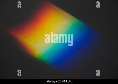 Eine Prism Full Rainbow Light auf Papier Hintergrund Overlay Stockfoto