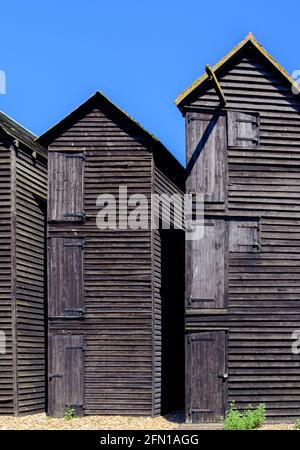 Staycation Idee. Alte historische Holznetzgeschäfte waren traditionelle Lagergebäude für die Fischereiflotte im Stade, Hastings, East Sussex, England Stockfoto