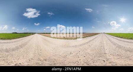Full spherical seamless hdri Panorama 360 Grad Winkelansicht an Kein Verkehr weißen Sand Schotterstraße zwischen Feldern mit klaren Himmel in gleicheckigem Projekt Stockfoto