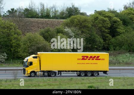 Ein DHL-Lastwagen auf der Autobahn M40, Warwickshire, Großbritannien Stockfoto