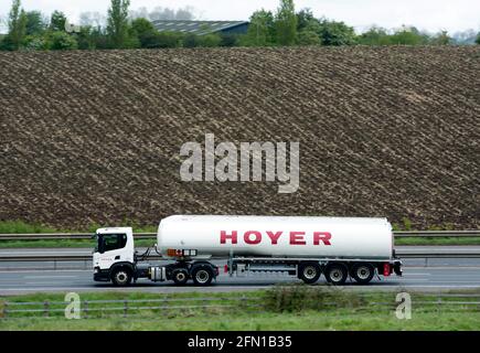 Ein Tankwagen von Hoyer auf der Autobahn M40, Warwickshire, Großbritannien Stockfoto