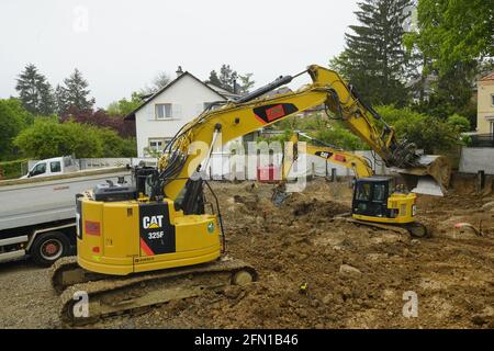 Zerstörung des alten Hauses, um ein neues zu bauen. Schwere Bulldozer reißen eine Villa ab und geben Platz für ein neues Gebäude. Riehen, Schweiz Stockfoto