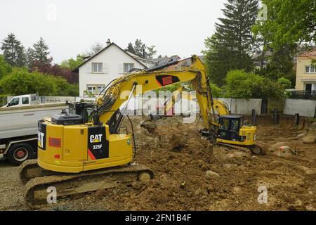 Zerstörung des alten Hauses, um ein neues zu bauen. Schwere Bulldozer reißen eine Villa ab und geben Platz für ein neues Gebäude. Riehen, Schweiz Stockfoto