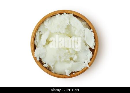 Karité Shea Butter in Holzschale auf weißem Hintergrund Stockfoto