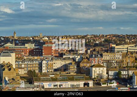 Margate, Großbritannien - 5. Februar 2021: Blick vom Arlington House in Margate auf Cliftonville, den Offshore-Windpark Thanet am Horizont Stockfoto