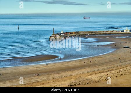 Margate, Großbritannien - 5. Februar 2021: Blick vom Arlington House in Margate auf den Hauptstrand und den Hafenarm mit dem Leuchtturm von Margate Stockfoto