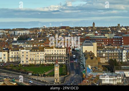 Margate, Großbritannien - 5. Februar 2021: Der Blick vom Arlington House in Margate in Richtung Altstadt, mit Marine Gardens und dem Uhrenturm. Stockfoto