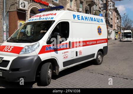 Ambulanzwagen auf der Straße. Ein medizinischer Rettungswagen kam zur Behandlung des Coronavirus covid19 zu dem Patienten. Dnepropetrovsk, Dnipro Stadt Stockfoto