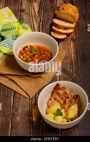 Linsen-, Bohnen- und Kichererbsen-Suppe mit Sodabrot und Backkartoffeln Stockfoto