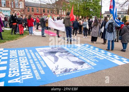 Sheffield, Großbritannien: 1. Mai 2021: Protestbanner des Bergarbeiterstreiks von Orgreave im hinteren Teil der Menge versammelten sich zum Internationalen Tag der Arbeiter Stockfoto