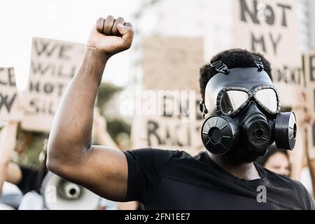 Menschen aus verschiedenen Kulturen und Rassen protestieren auf der Straße Für Gleichberechtigung - Fokus auf Mann Gesichtsmaske Stockfoto