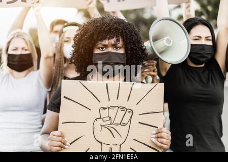 Menschen aus verschiedenen Kulturen und Rassen protestieren auf der Straße Für Gleichberechtigung – Fokus auf das Gesicht der Frau Stockfoto