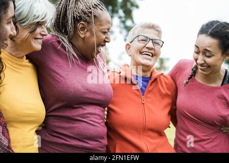 Glückliche Frauen mit mehreren Generationen, die nach dem Sport-Workout gemeinsam Spaß haben Outdoor - Fokus auf das rechte Frauengesicht Stockfoto