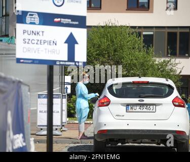 Eine Frau registriert Menschen und nimmt ihre Temperaturen am 19. Mai 2021 an der ersten Drive-Thru-Impfstelle COVID-12 in Warschau, Polen, auf. Die erste Stockfoto