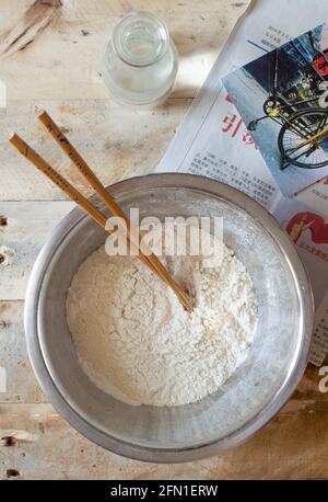 Eine Schüssel voll mit allem Püstermehl, bereit, leckere chinesische Knödel zu machen, Stockfoto