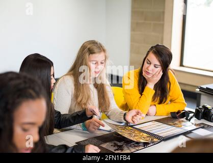 Multikulturelle Studenten der sechsten Klasse, junge Menschen in der Bildung, Gruppe von jungen Studenten in der sechsten Klasse, Studenten interagieren während der Fotografie-Klasse Stockfoto