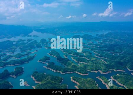 Panoramablick auf den Ta Dung See am frühen Morgen, der als Ha Long Bay auf dem Land des zentralen Hochlandes von Vietnam bekannt ist. Das Reservoir für die Leistungsgenerat Stockfoto