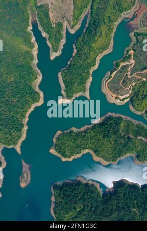 Panoramablick auf den Ta Dung See am frühen Morgen, der als Ha Long Bay auf dem Land des zentralen Hochlandes von Vietnam bekannt ist. Das Reservoir für die Leistungsgenerat Stockfoto