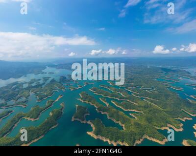 Panoramablick auf den Ta Dung See am frühen Morgen, der als Ha Long Bay auf dem Land des zentralen Hochlandes von Vietnam bekannt ist. Das Reservoir für die Leistungsgenerat Stockfoto