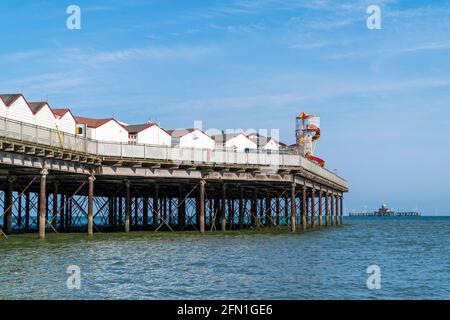 Der Pier von Herne Bay mit den Überresten des Piers liegt eine Meile entfernt im Meer und die Turbinen des Offshore-Windparks Kentish Flats am Horizont. Stockfoto