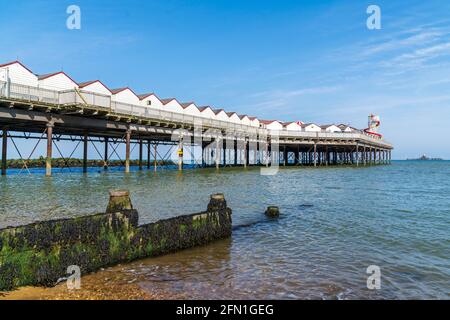 Der Pier von Herne Bay mit den Überresten des Piers liegt eine Meile entfernt im Meer und die Turbinen des Offshore-Windparks Kentish Flats am Horizont. Stockfoto