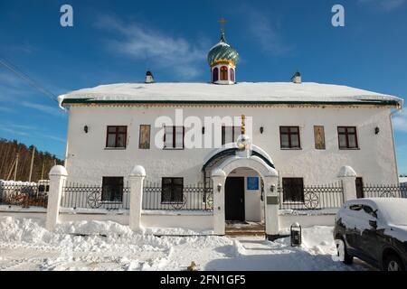 Die Kirche der Apostel Peter und Paul im Nikolo-Solbinsky-Kloster des Pereslavsky-Bezirks der Region Jaroslawl an einem sonnigen Wintertag. Stockfoto