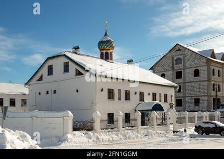 Die Kirche der Apostel Peter und Paul im Nikolo-Solbinsky-Kloster des Pereslavsky-Bezirks der Region Jaroslawl an einem sonnigen Wintertag. Stockfoto