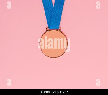 Goldmedaille mit Platz für Design auf rosa Hintergrund. Victory-Konzept Stockfoto