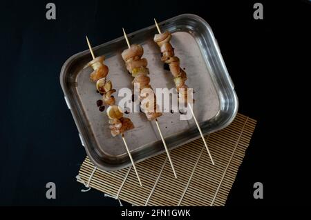 Gegrilltes Hähnchen „Yakitori“/Yakitori sind gegrillte Hähnchenspieße Stockfoto