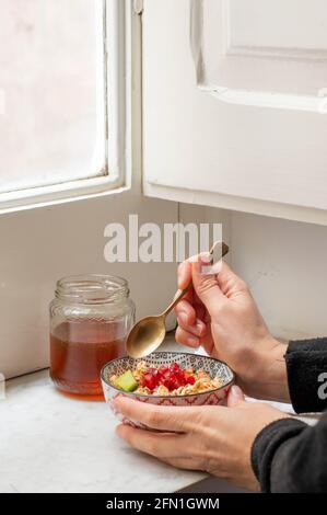 Eine Schüssel mit griechischem Joghurt und frischem Obst Stockfoto