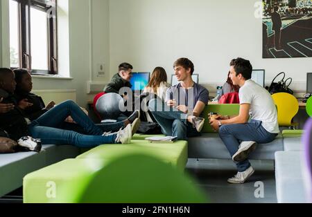 Sechste Form Studenten, Jugendliche in der Bildung, Gruppe von jungen Studenten in der 6. Form, Pause in der 6. Form, Studenten chatten während der Pause Stockfoto