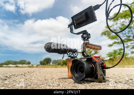 Vollformatkamera mit externem Monitor, Mikrofon und tragbarem Filmregal. Stockfoto