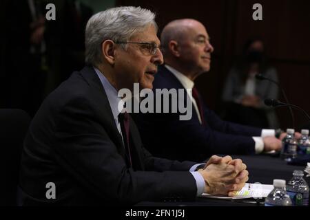 (210513) -- WASHINGTON, 13. Mai 2021 (Xinhua) -- der US-Generalanwalt Merrick Garland (L) und der Staatssekretär für innere Sicherheit Alejandro Mayorkas bezeugen vor einer Anhörung des Senats Appropriations Committee zur Untersuchung des gewalttätigen Extremismus in Amerika in Washington, DC, USA, am 12. Mai 2021. (Alex Wong/Pool via Xinhua) Stockfoto