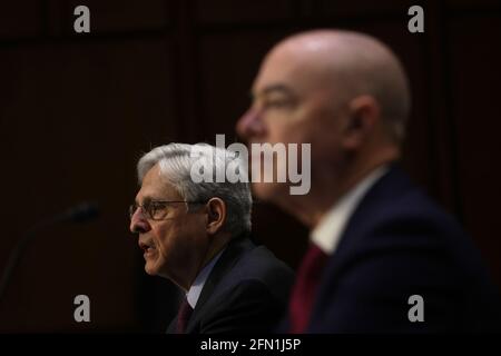 (210513) -- WASHINGTON, 13. Mai 2021 (Xinhua) -- der US-Generalanwalt Merrick Garland (L) und der Staatssekretär für innere Sicherheit Alejandro Mayorkas bezeugen vor einer Anhörung des Senats Appropriations Committee zur Untersuchung des gewalttätigen Extremismus in Amerika in Washington, DC, USA, am 12. Mai 2021. (Alex Wong/Pool via Xinhua) Stockfoto