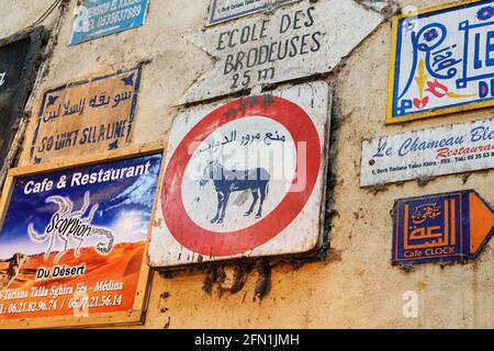 Fez, Marokko - 12. Oktober 2015: Esel dürfen nicht in die Medina. Verbotsschild an der Wand eines Gebäudes in Fez. Stockfoto