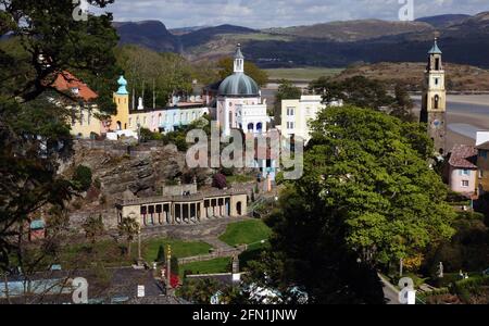 Portmeirion Village , Penrhyndeudraeth Wales Großbritannien 06 Mai 2021 das Dorf Portmeirion im italienischen Stil in der Nähe von Penrhyndeudraeth in Nordwales, Großbritannien. Der Stockfoto