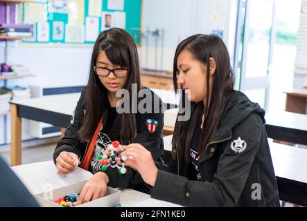 Sechste Form Studenten, Jugendliche in der Bildung, zwei Jugendliche, die zusammenarbeiten, 2 junge Frauen, die in der Chemie mit molekular-Modellbausatz arbeiten Stockfoto