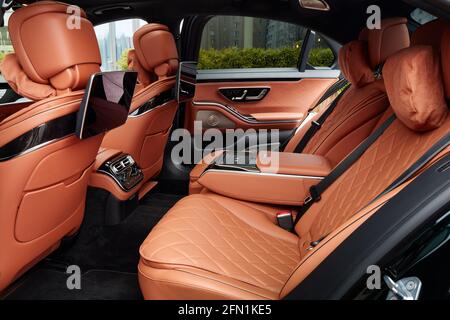 Die Rücksitze der luxuriösen Mercedes S-Klasse in Echtholz und Leder sowie der MBUX Multimedia-Bildschirm. Katowice, Polen - 02.02.2021 Stockfoto