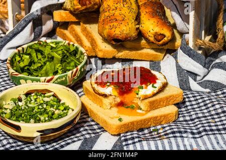 Rustikale Zusammensetzung mit Würstchenrollen, Stockfoto