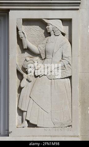 London, England, Großbritannien. Buchanan House (1934) 3 St James's Square, SW1. Fassadendetail von Newbury Trent - Frau und Mädchen verkaufen Lavendel Stockfoto