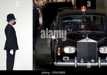 Polizist mit Gesichtsmaske im Dienst als Oberstleutnant Michael Vernon - Komptroller des Büros des Lord Chamberlain - Begleitet den Imper Stockfoto