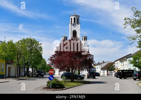 Andau, Österreich - 04. Mai 2021: Die Pfarrkirche auf dem Hauptplatz ist eine römisch-katholische Kirche, die dem Heiligen Nikolaus geweiht ist, und die erste moderne Kirche in Stockfoto