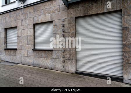 façade eines Restaurants, geschlossene Gastronomie, während der dritten Sperre in der Corona-Krise, Oberhausen, NRW, Deutschland Stockfoto